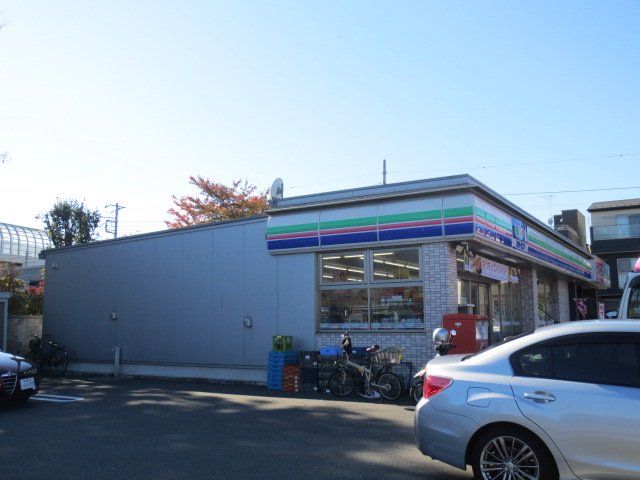 近くのスリーエフ川口伊刈店まで500m(徒歩7分)