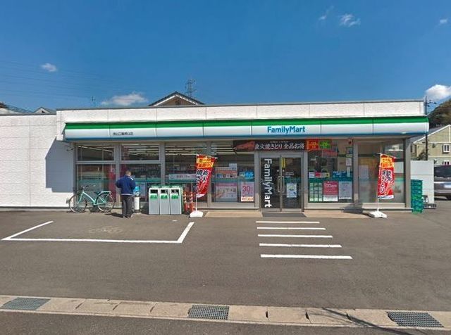 近くのファミリーマートまで300m(徒歩4分)