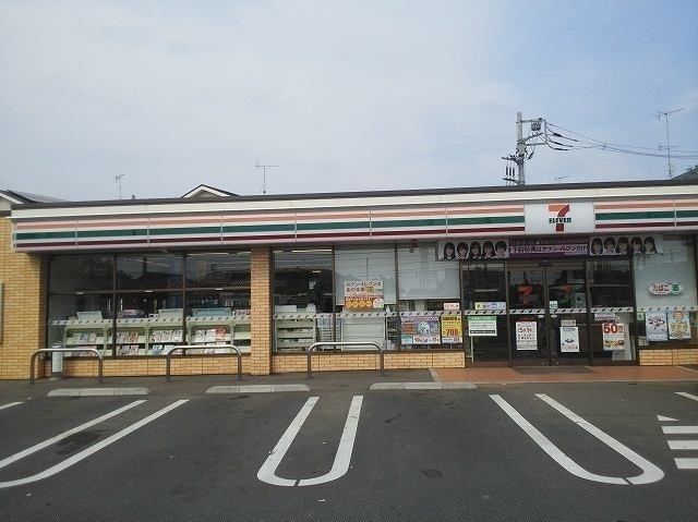 近くのセブン・イレブン東初石3丁目店まで550m(徒歩7分)