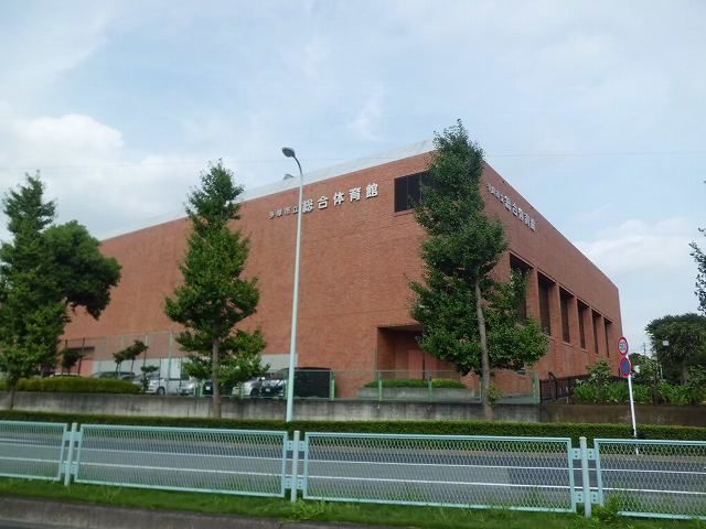 近くの総合体育館まで300m（徒歩4分）