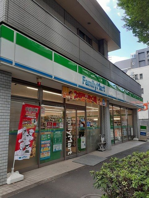 近くのファミリーマートまで300m(徒歩4分)