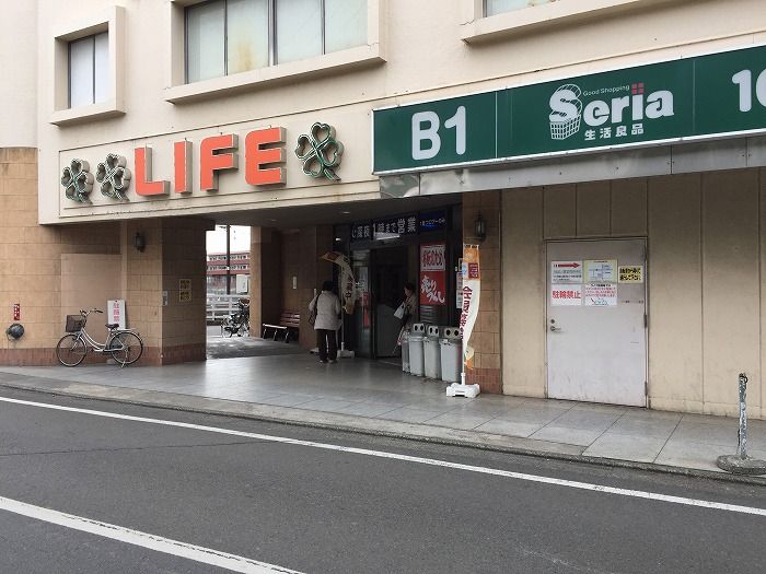 近くのライフ つつじヶ丘店まで26m(徒歩1分)