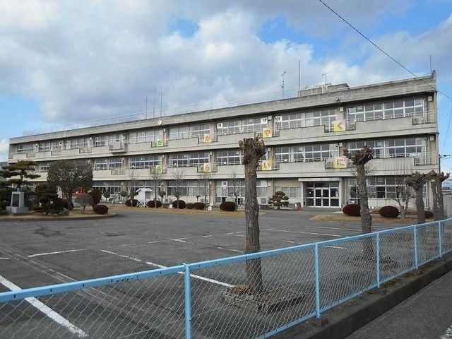 近くの上里町賀美小学校まで1,800m(徒歩23分)