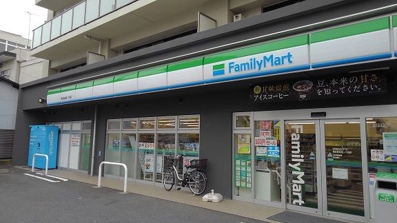 近くのファミリーマートまで450m（徒歩6分）