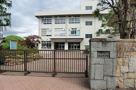 近くの相模原市立田名中学校まで1,300m(徒歩17分)