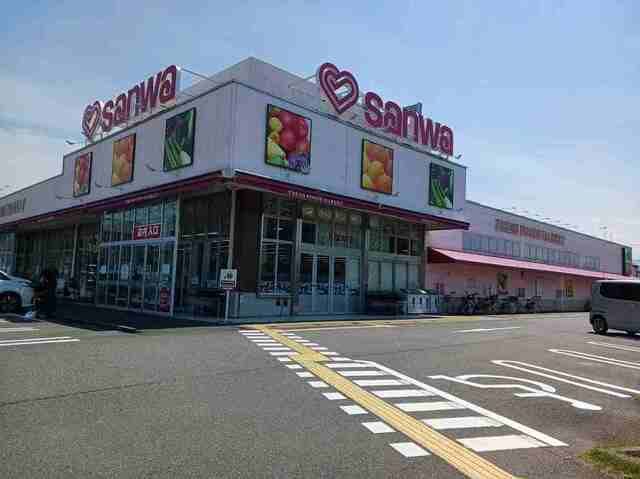 近くのスーパー三和まで450m(徒歩6分)