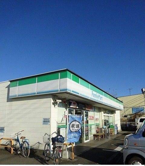 近くのファミリーマートまで140m(徒歩2分)