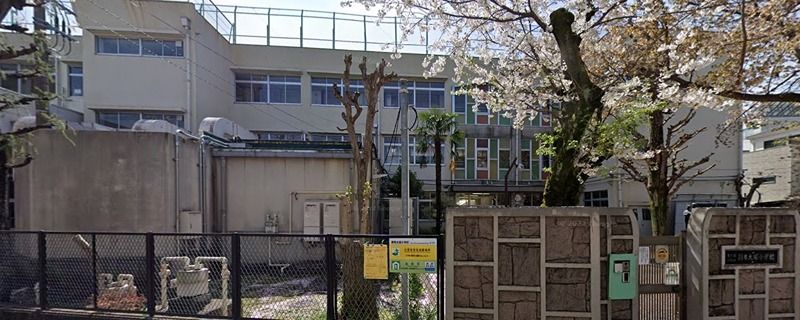 近くの大田区立調布大塚小学校(雪が谷大塚)まで463m(徒歩6分)