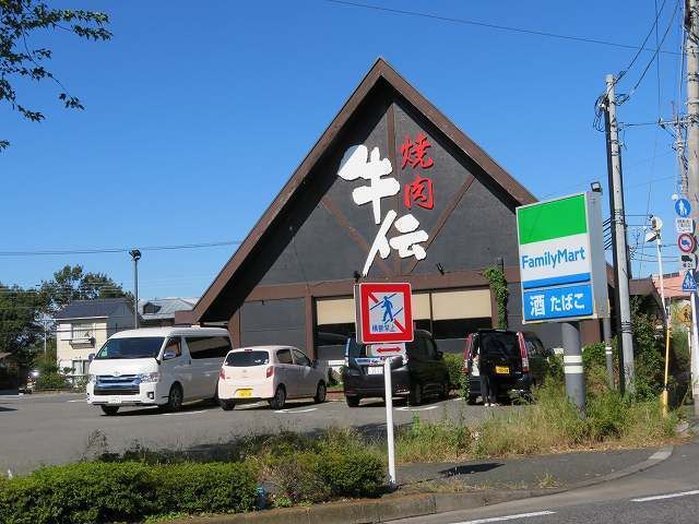 近くの焼肉牛伝まで900m（徒歩12分）