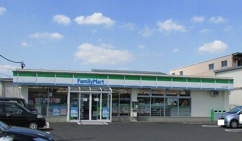 近くのファミリーマートまで300m(徒歩4分)