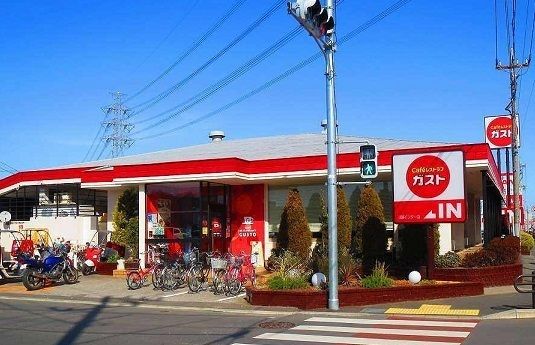 近くのガスト　川越インター店まで400m（徒歩5分）