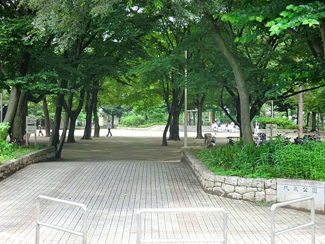 近くの大泉公園まで550m(徒歩7分)