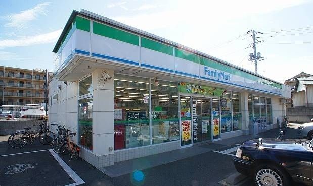 近くのファミリーマートまで220m（徒歩3分）