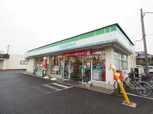 近くのファミリーマート三郷みなみ店まで400m（徒歩5分）