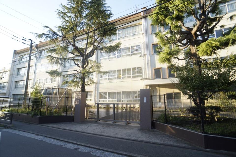 近くの川崎市立住吉中学校まで529m(徒歩7分)