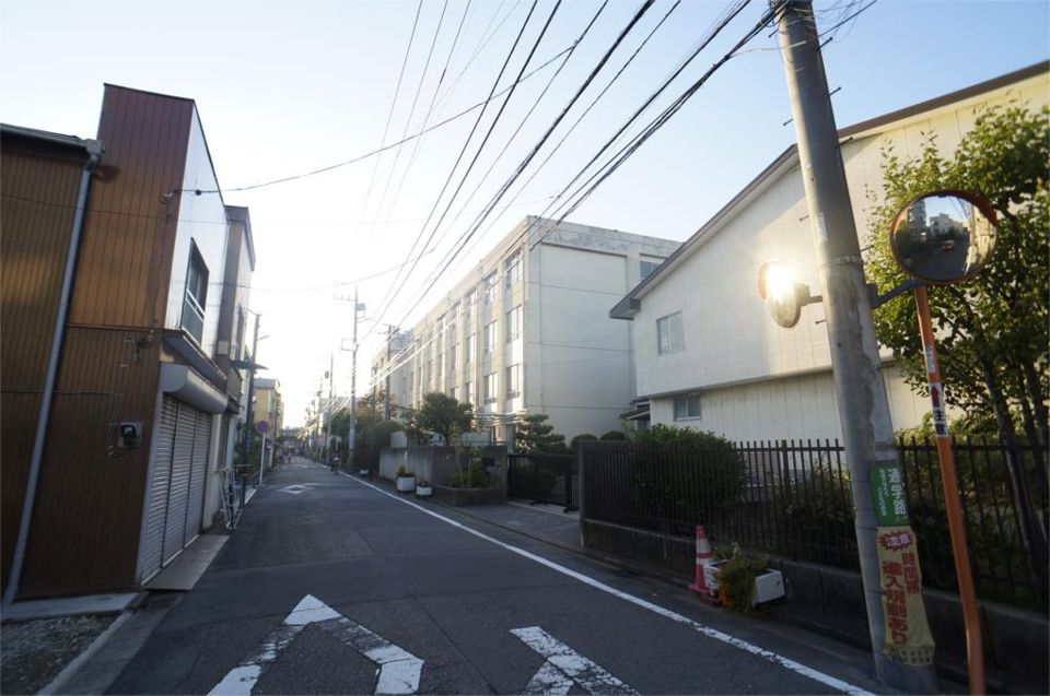 近くの川崎市立苅宿小学校まで74m(徒歩1分)