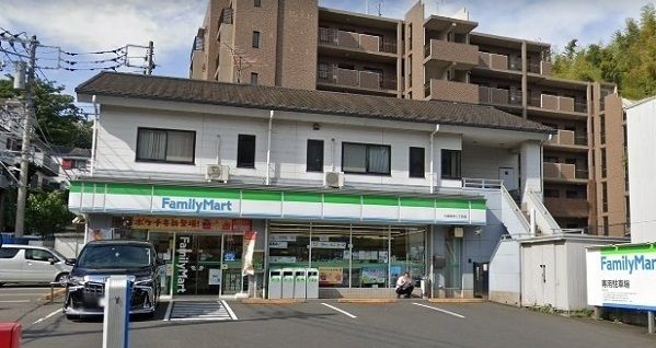 近くのファミリーマートまで455m（徒歩6分）