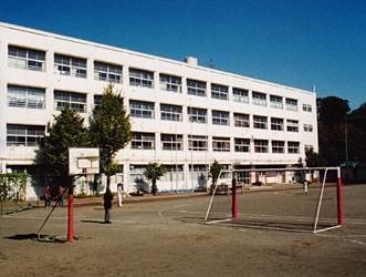 近くの川井小学校まで400m(徒歩5分)