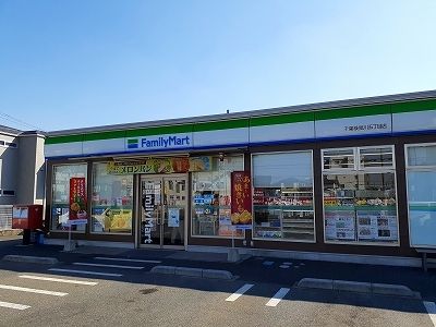 近くのファミリーマートまで500m(徒歩7分)