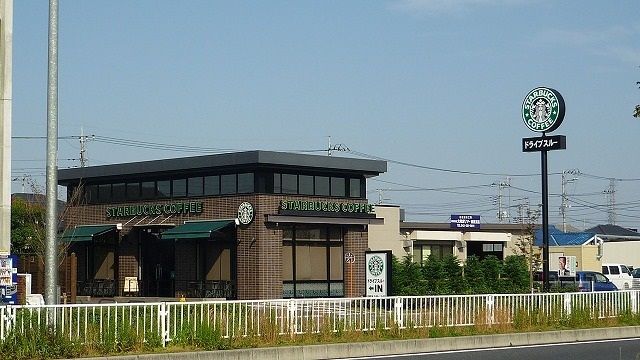 近くのスターバックスまで600m(徒歩8分)