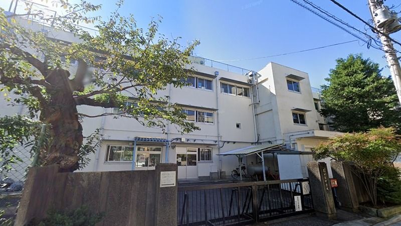 近くの尾山台中学校(尾山台)まで1,356m(徒歩17分)