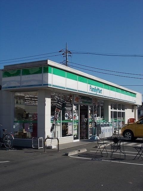 近くのファミリーマート青梅吉野街道店まで500m（徒歩7分）