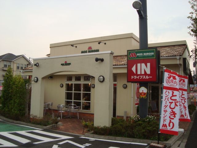 近くのファーストフード店まで800m(徒歩10分)
