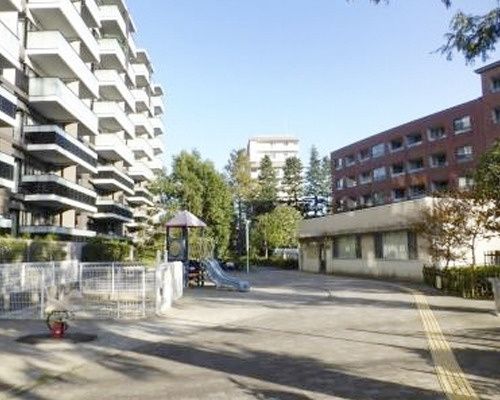 近くの弦巻区民広場まで588m(徒歩8分)