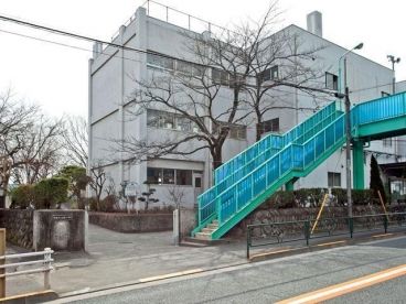 近くの市立成隣小学校まで28m(徒歩1分)