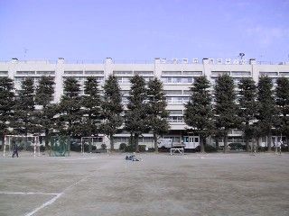 近くの昭島市立清泉中学校まで989m(徒歩13分)