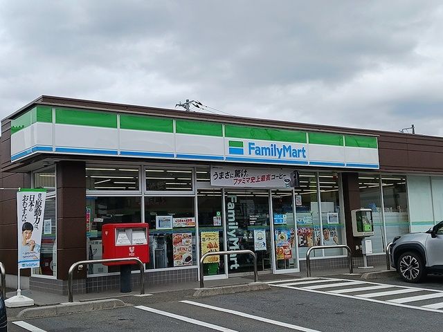 近くのファミリーマート川口道合店まで222m（徒歩3分）