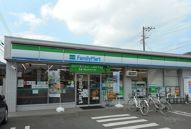 近くのファミリーマートまで450m(徒歩6分)