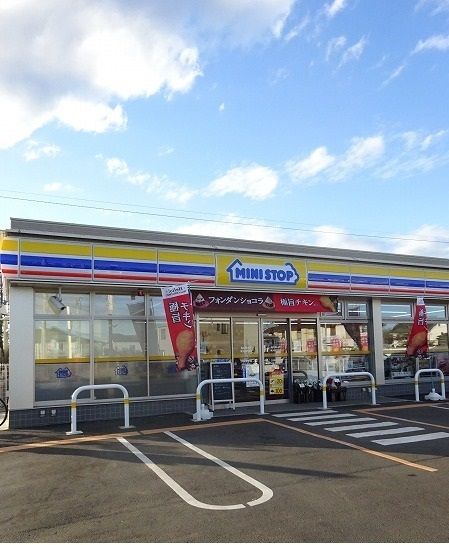 近くのミニストップまで550m(徒歩7分)