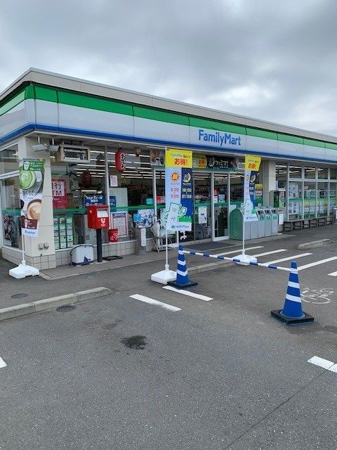 近くのファミリーマート青梅今井店まで1,000m(徒歩13分)