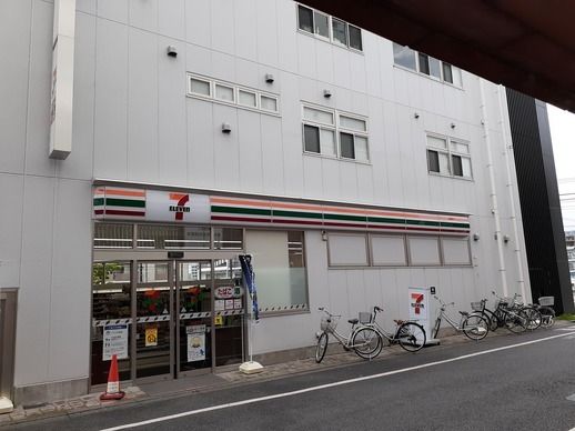 近くのセブンイレブン久米川駅北口店まで750m(徒歩10分)