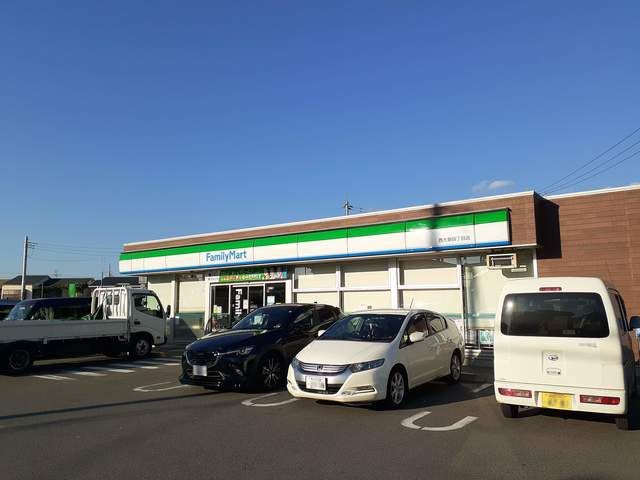 近くのファミリーマートまで145m(徒歩2分)