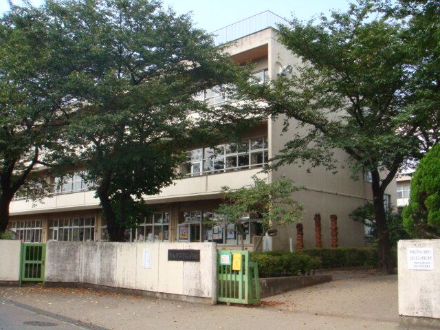 近くの青梅市立若草小学校まで698m(徒歩9分)