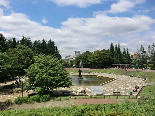 近くの世田谷公園まで900m(徒歩12分)