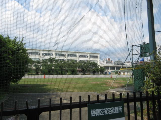 近くの板橋区立高島第六小学校まで648m(徒歩9分)