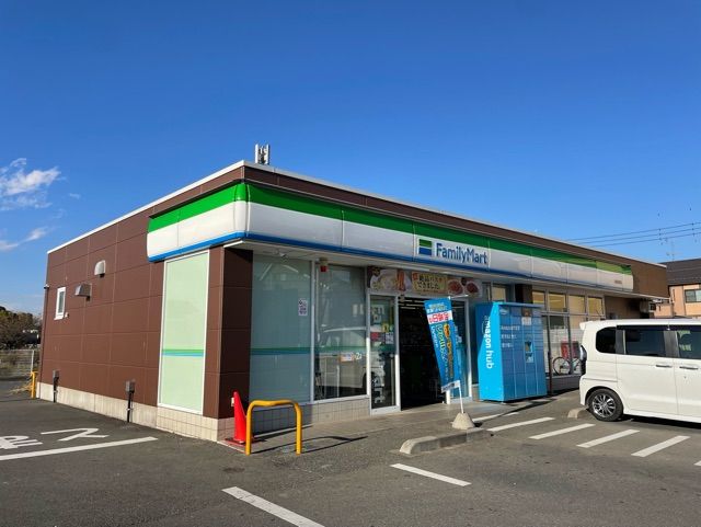 近くのファミリーマートまで700m（徒歩9分）