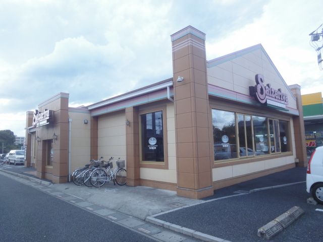 近くのサイゼリヤ西新井宿店まで400m(徒歩5分)