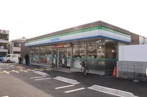近くのファミリーマートまで800m(徒歩10分)