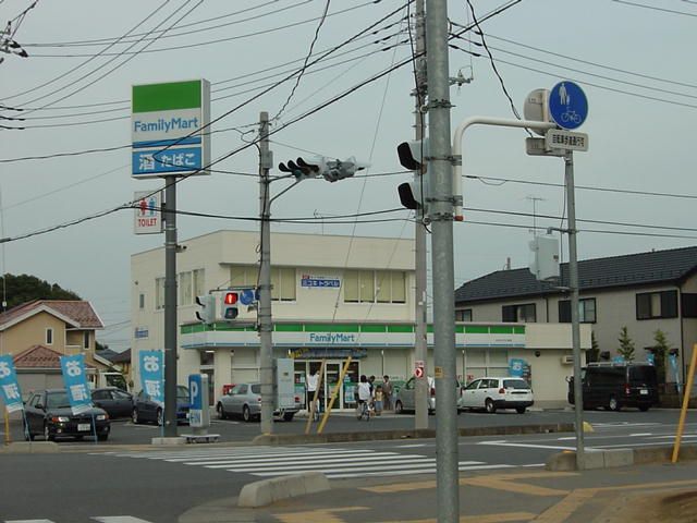 近くのファミリーマートまで400m(徒歩5分)