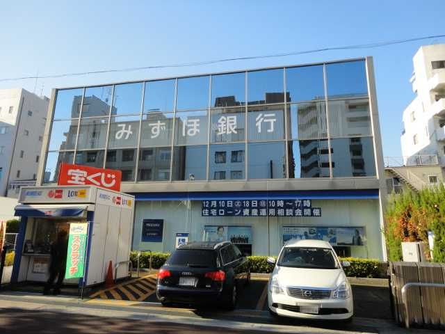 近くのみずほ銀行西川口支店まで930m（徒歩12分）