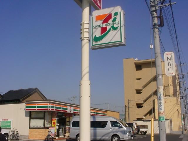 近くのコンビニまで240m(徒歩3分)