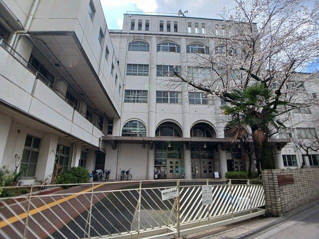 近くの湯島小学校まで350m（徒歩5分）
