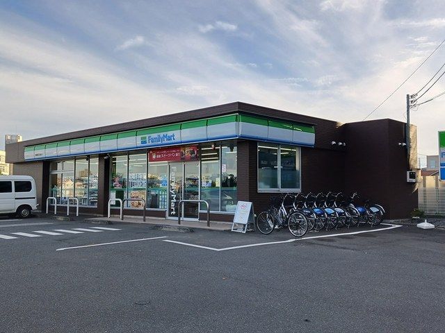 近くのファミリーマートまで85m（徒歩2分）