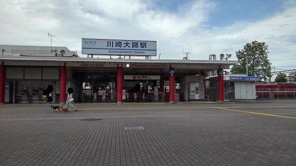 近くの京急川崎大師駅まで400m(徒歩5分)