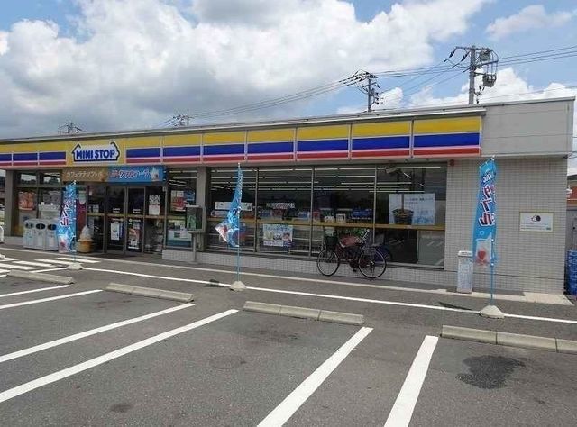 近くのミニストップ野田堤台店まで300m（徒歩4分）