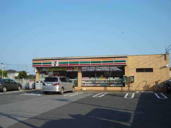 近くのセブンイレブン三里塚店まで561m（徒歩8分）